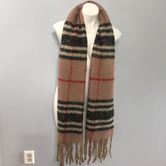 Pink plaid soft plush scarf with fringe - Picture 4 of 8
